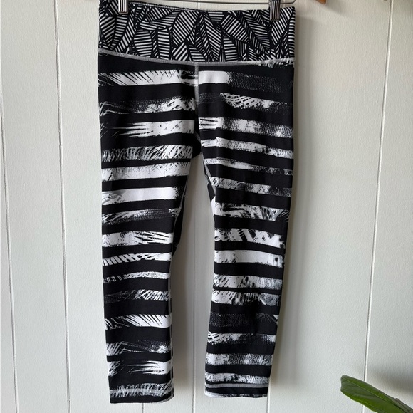 Lululemon Wunder Under Crop Shady Palms | Size 6 - Picture 2 of 5